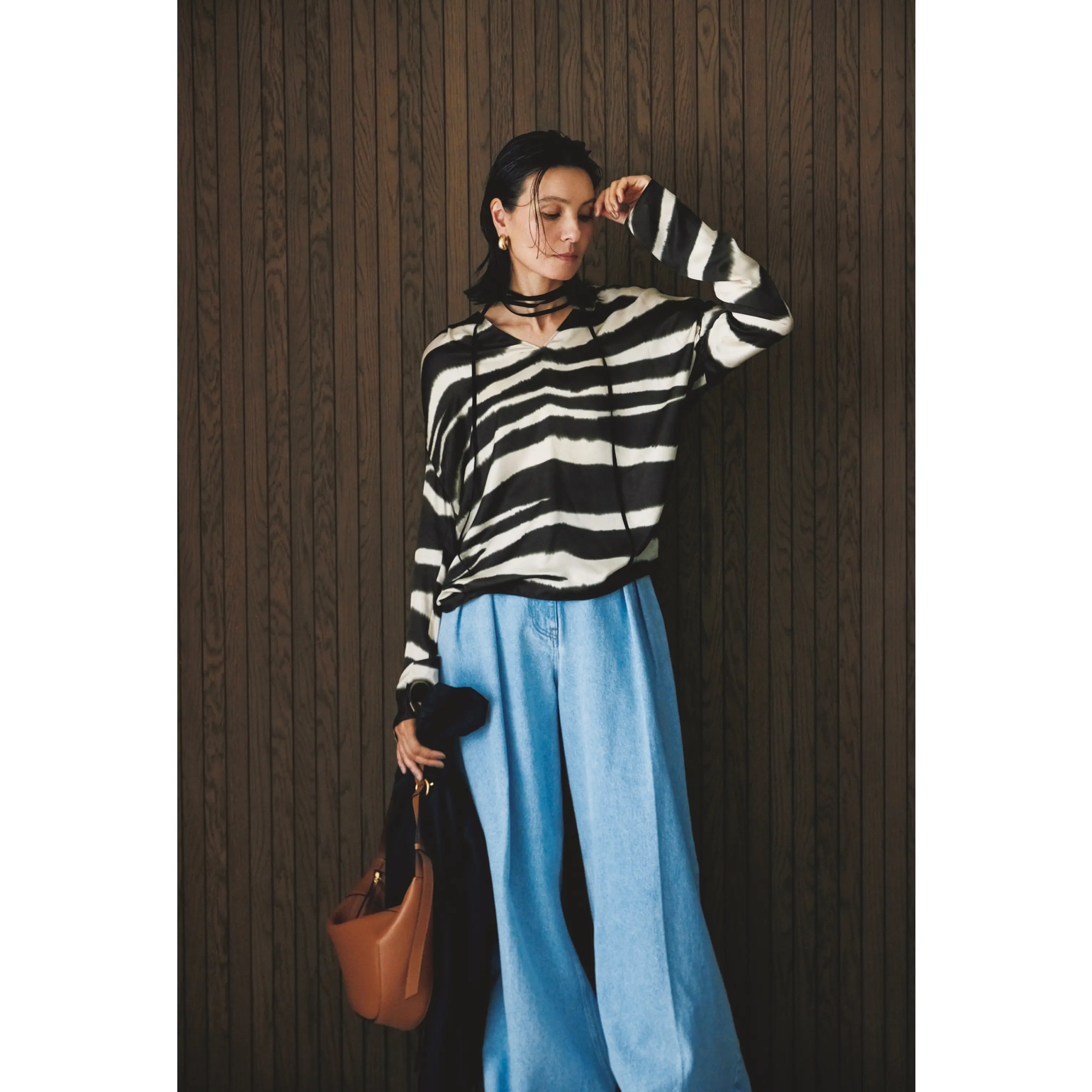 ゼブラ柄トップスにライトブルーデニムパンツを合わせたコーディネート　モデル・田沢美亜