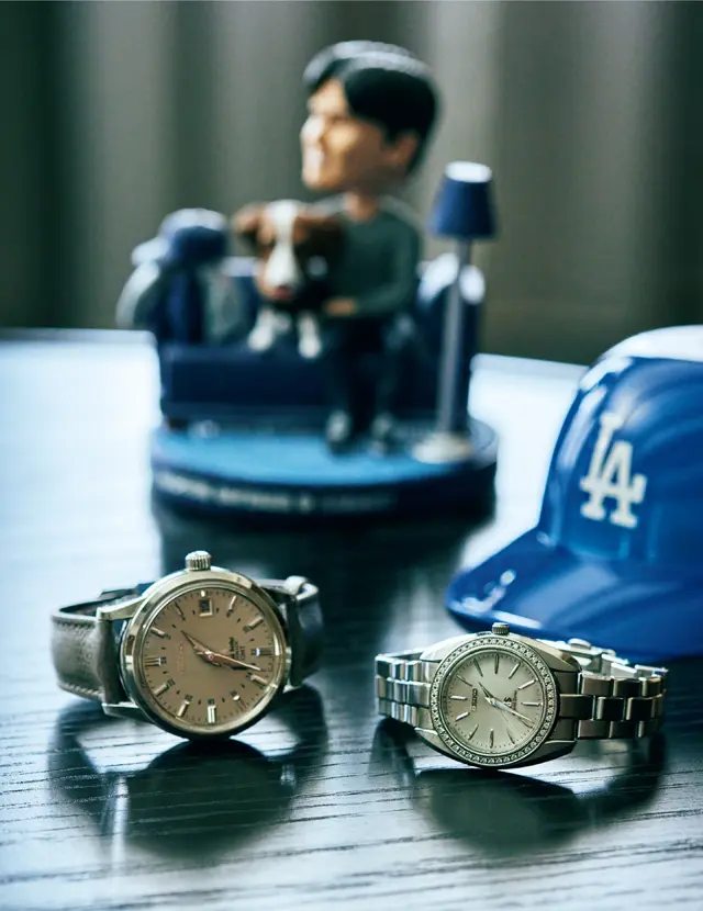 大谷翔平選手も愛用の「グランドセイコー」。庭崎さんはレディスの企画を担当。「シンプルに見えて、文字盤にも針にも複雑なカットが施されているので、視認性と輝きがあるんです」。実は大谷選手は庭崎さんの"推し"。デスクまわりにはグッズスペースが