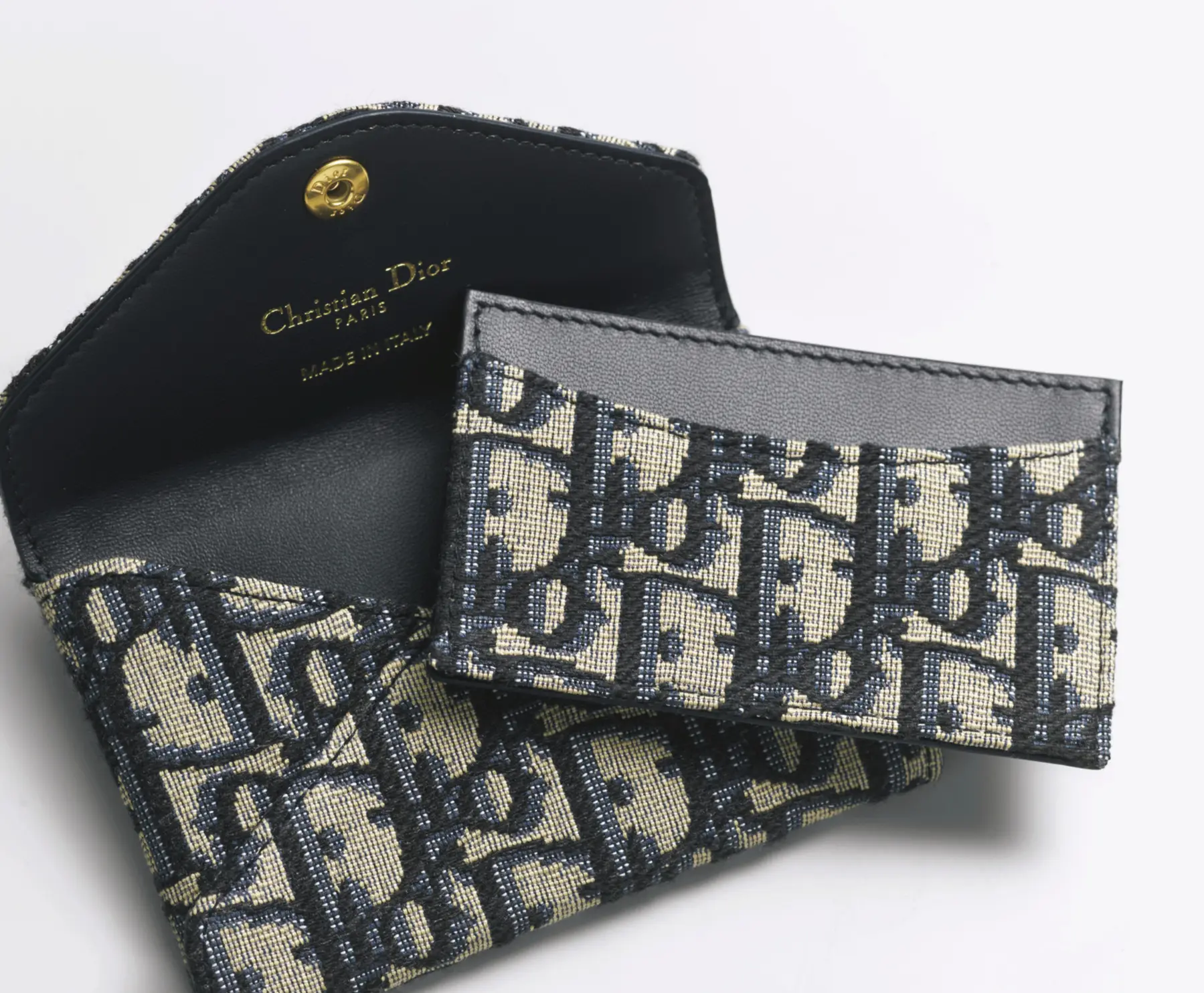 カード挿し1、ポケット1。カードホルダー（8×11×2）￥99,000／クリスチャン ディオール（ディオール）
