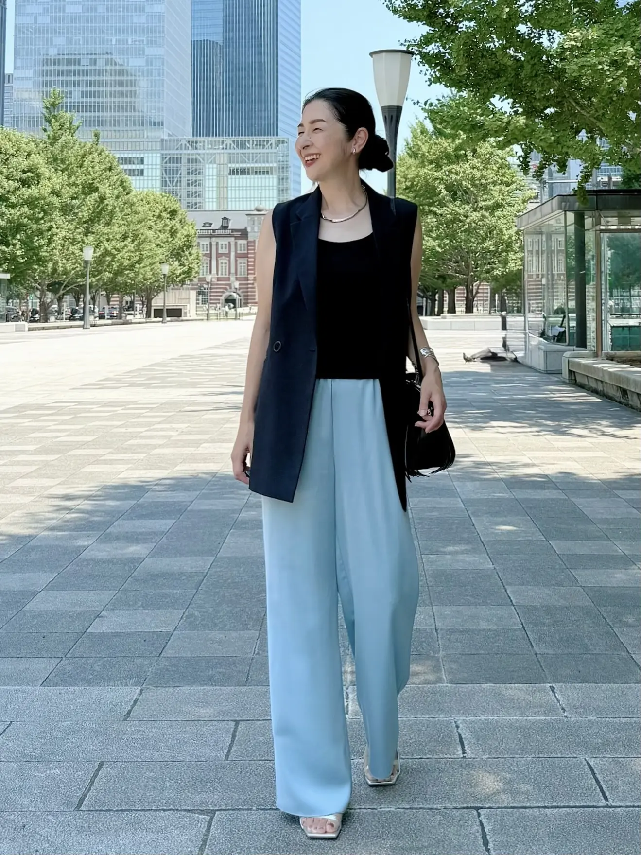 GU 黒ジレ　ユニクロブラトップ　ライトブルーのパンツ　シルバーのサンダル