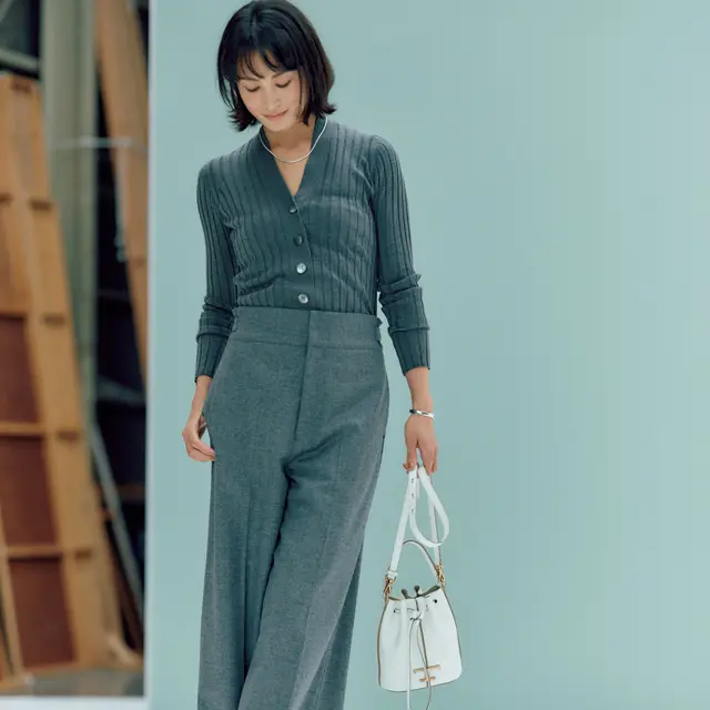 ニットはすっきりコンパクト、パンツはワンサイズUPしてメリハリを