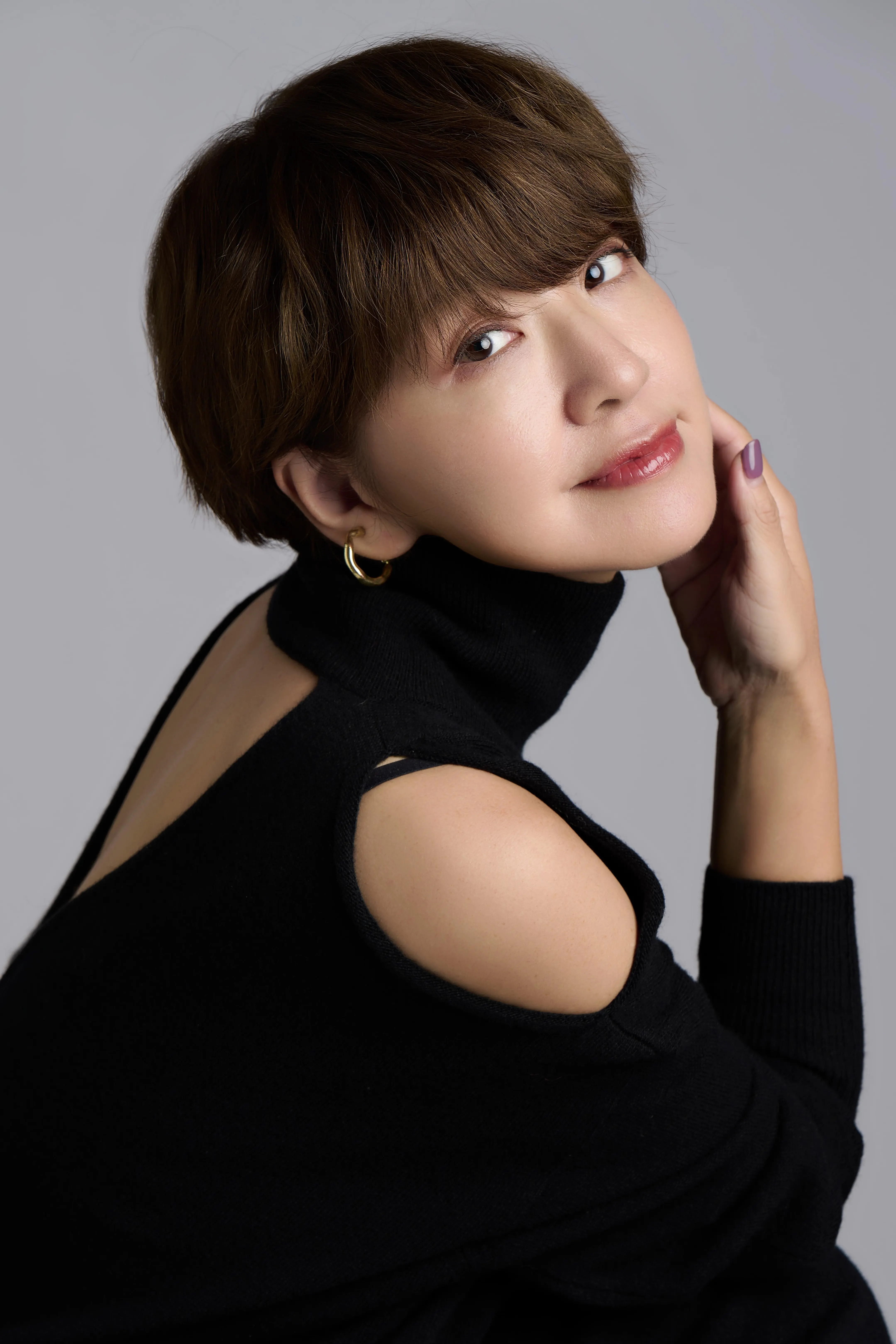 一月のヘアスタイルは前髪を軽くして抜け感のあるひし形シルエットのショートヘア_1_4