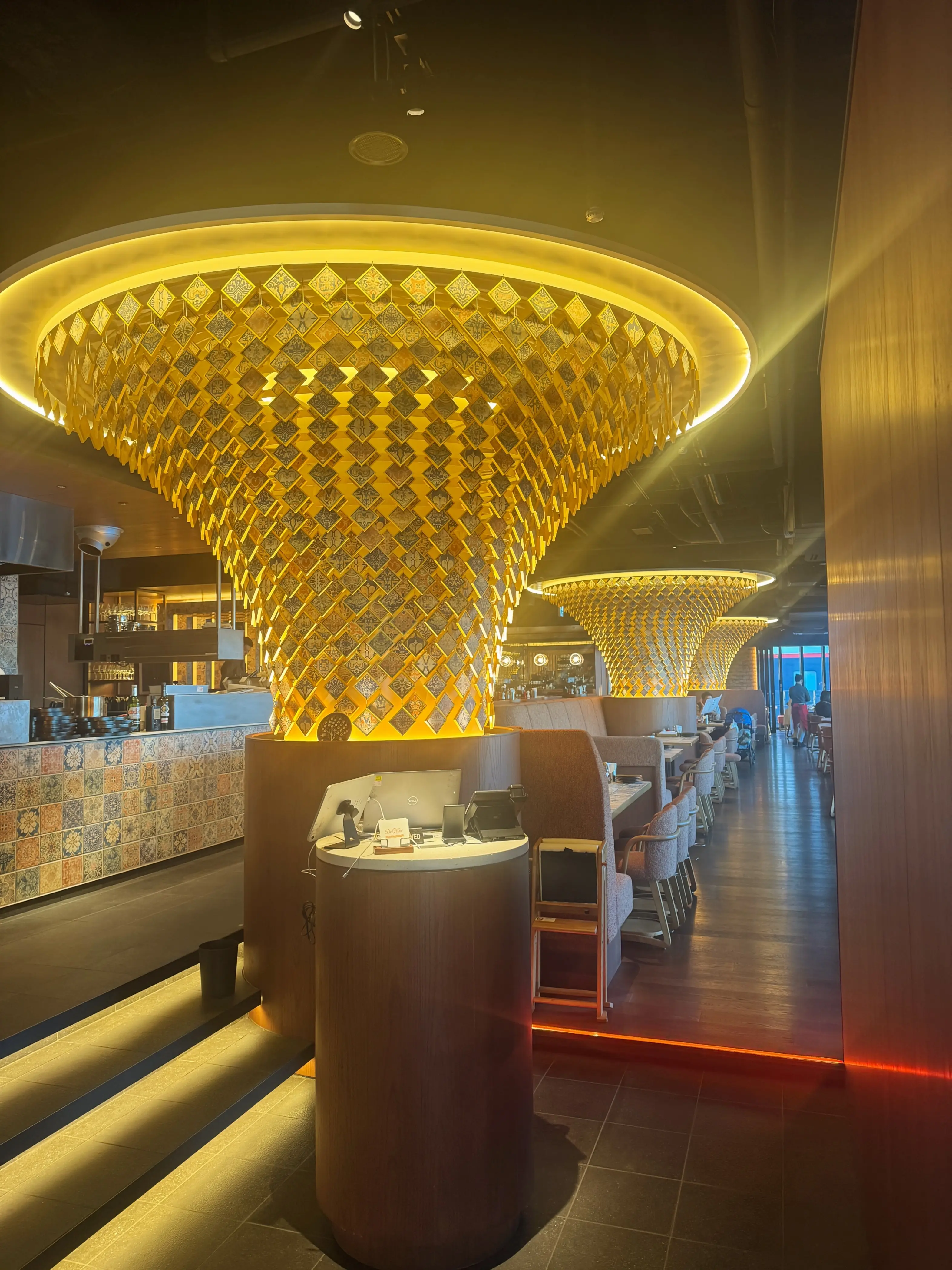 大人の「ピンク×キャメル」コーデ！華組メンバーと楽しむ横浜「Del Mar」ランチ_1_3