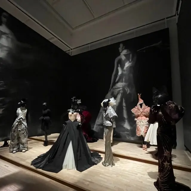 「クリスチャン・ディオール、夢のクチュリエ」展 1996年からDiorを手掛けたジョン・ガリアーノのドレスの展示