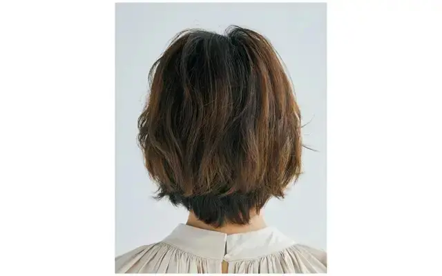 大人に似合うセンターパートが今っぽいショートボブ