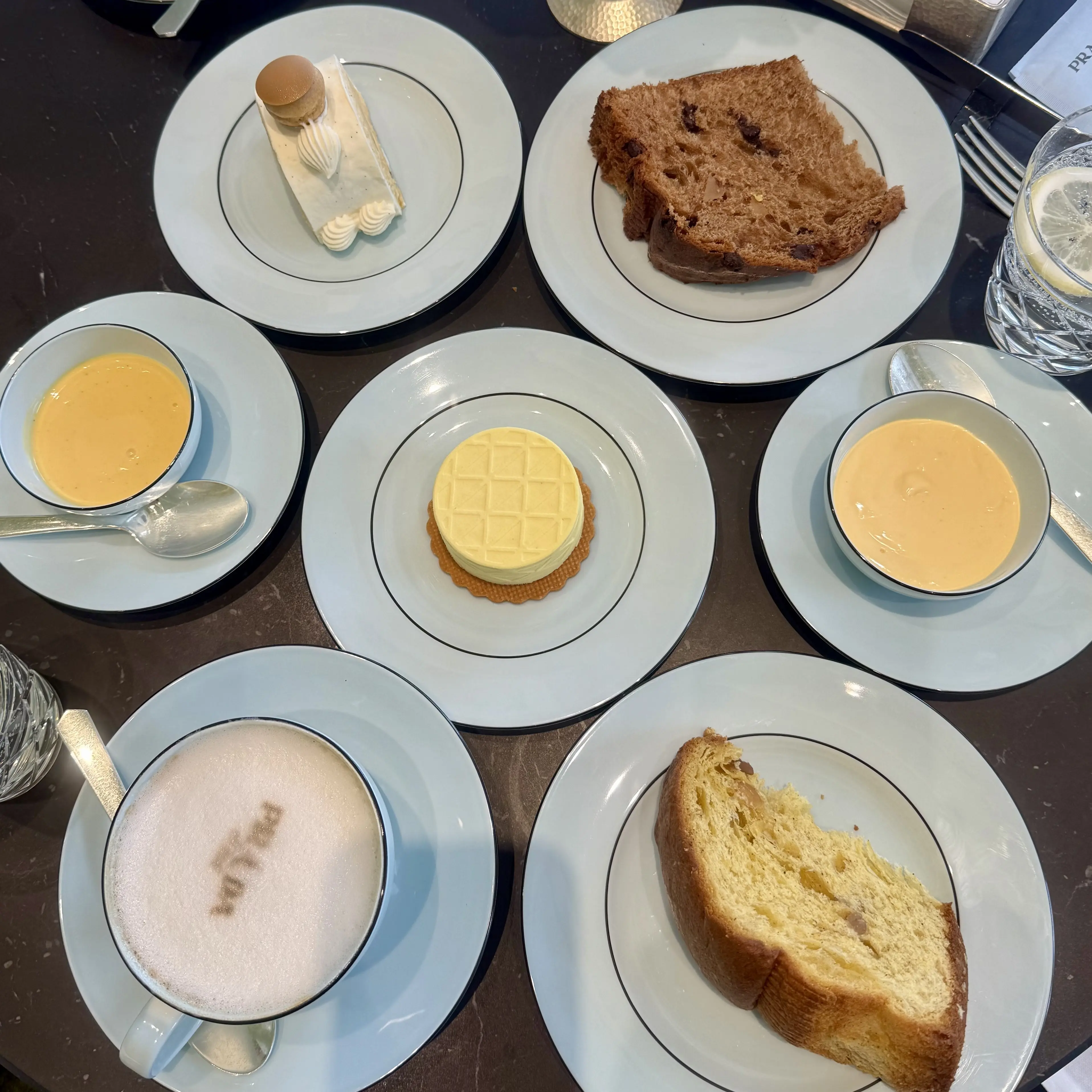 ケーキとパネトーネ