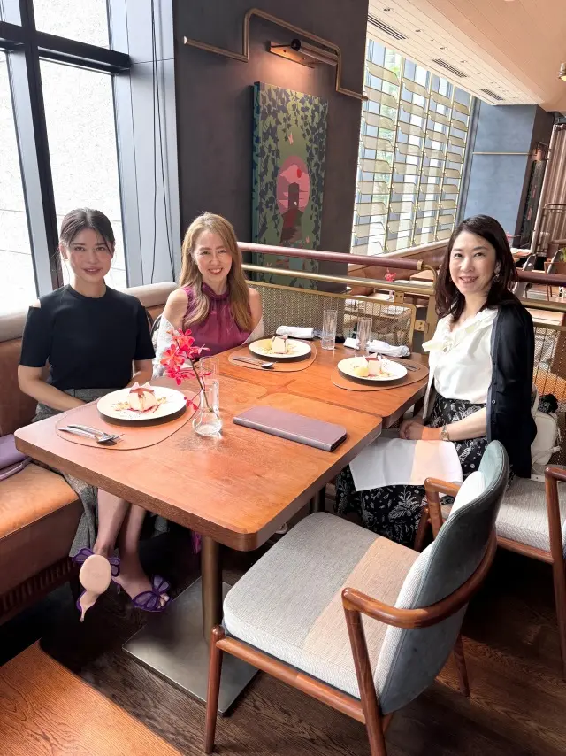 モノトーンコーデで楽しむ真夏のスタイリッシュランチ_1_10