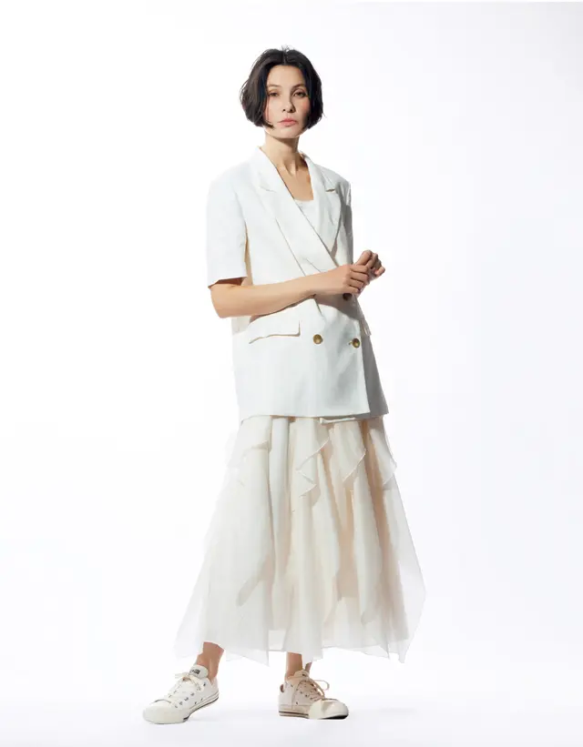 サードマガジンの白のジャケットの田沢美亜