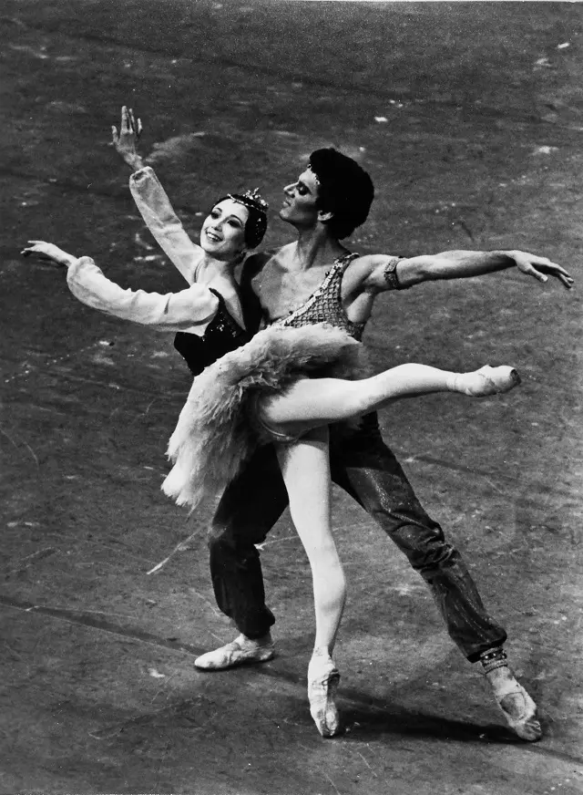 ’84年、ニューヨークのメトロポリタン歌劇場100周年記念の舞台で踊る。