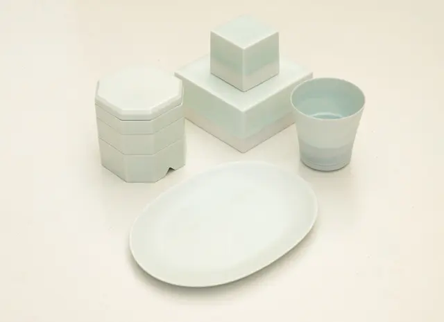 イ・インファ氏の白磁。カップW120, 000、八角の重箱W215,000〜