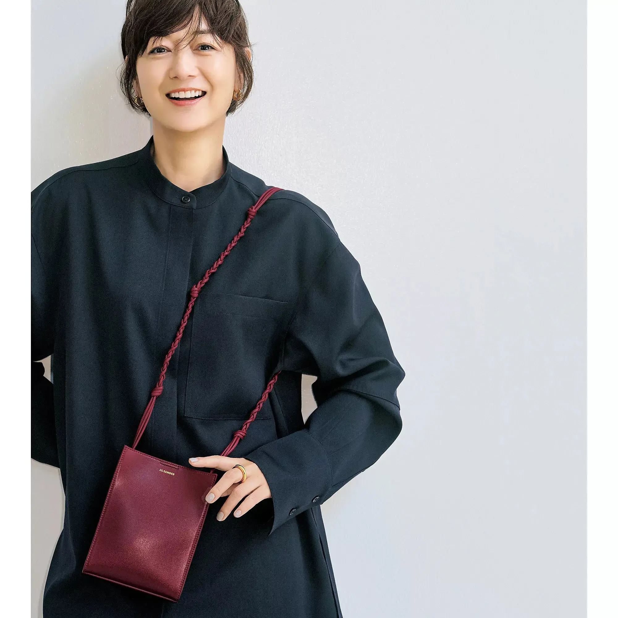 富岡佳子さんがまとう「JIL SANDER」の名品バッグ＆ブーツ_1_2