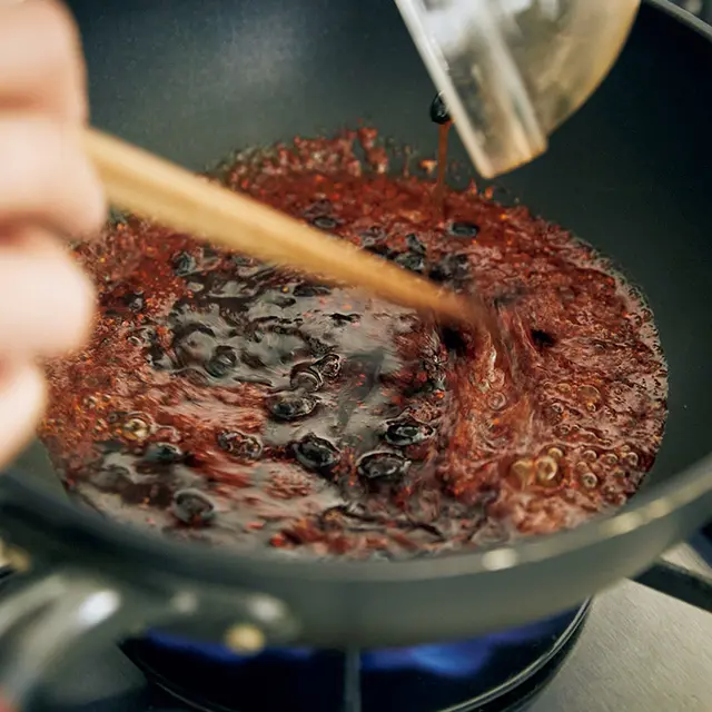 トウチーを炒めてしょうゆ を加えたら、強火で煮 立たせ、煮詰めてソー ス状にするのがコツ。 仕上げに花椒粉を。