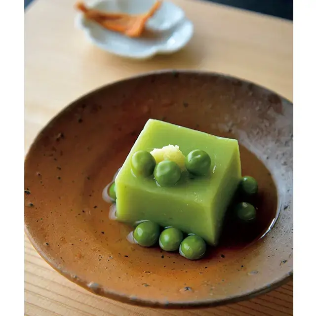 突き出しは「うすい豆豆腐」。うすい豆の青々しいピュアな味わい。南蛮焼き締めの器に映える