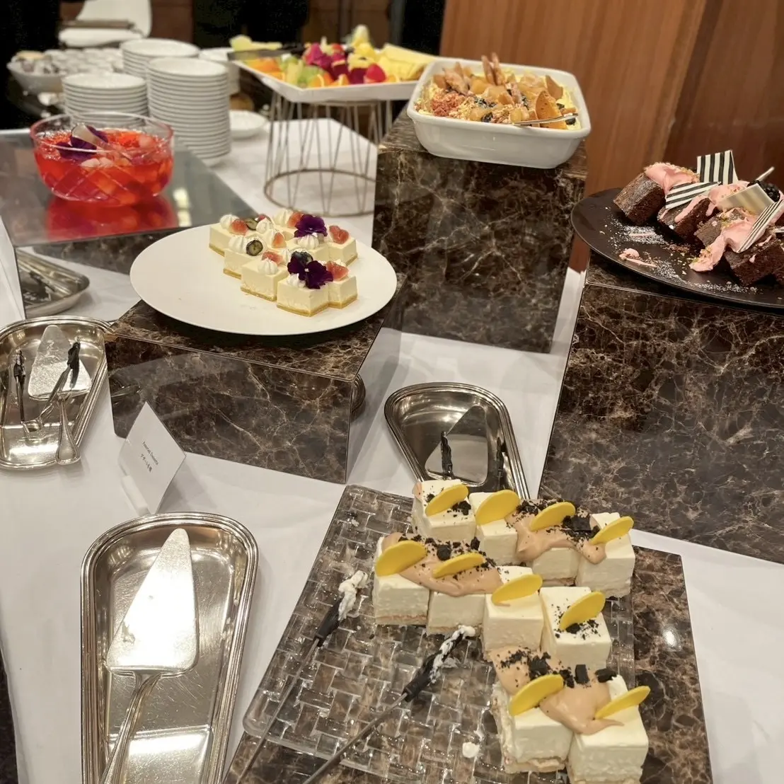 黒×刺繍ブラウスで éclat主催のパーティ「ソワレ・ドゥ・エクラ」へ_1_5-2