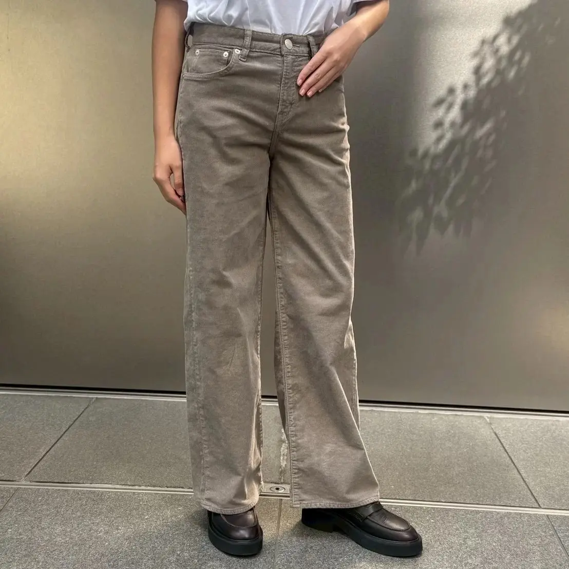 【50代パンツ】履くだけで旬の着こなしに。【レッドカード トーキョー】の「きれいめコーデュロイパンツ」_1_2