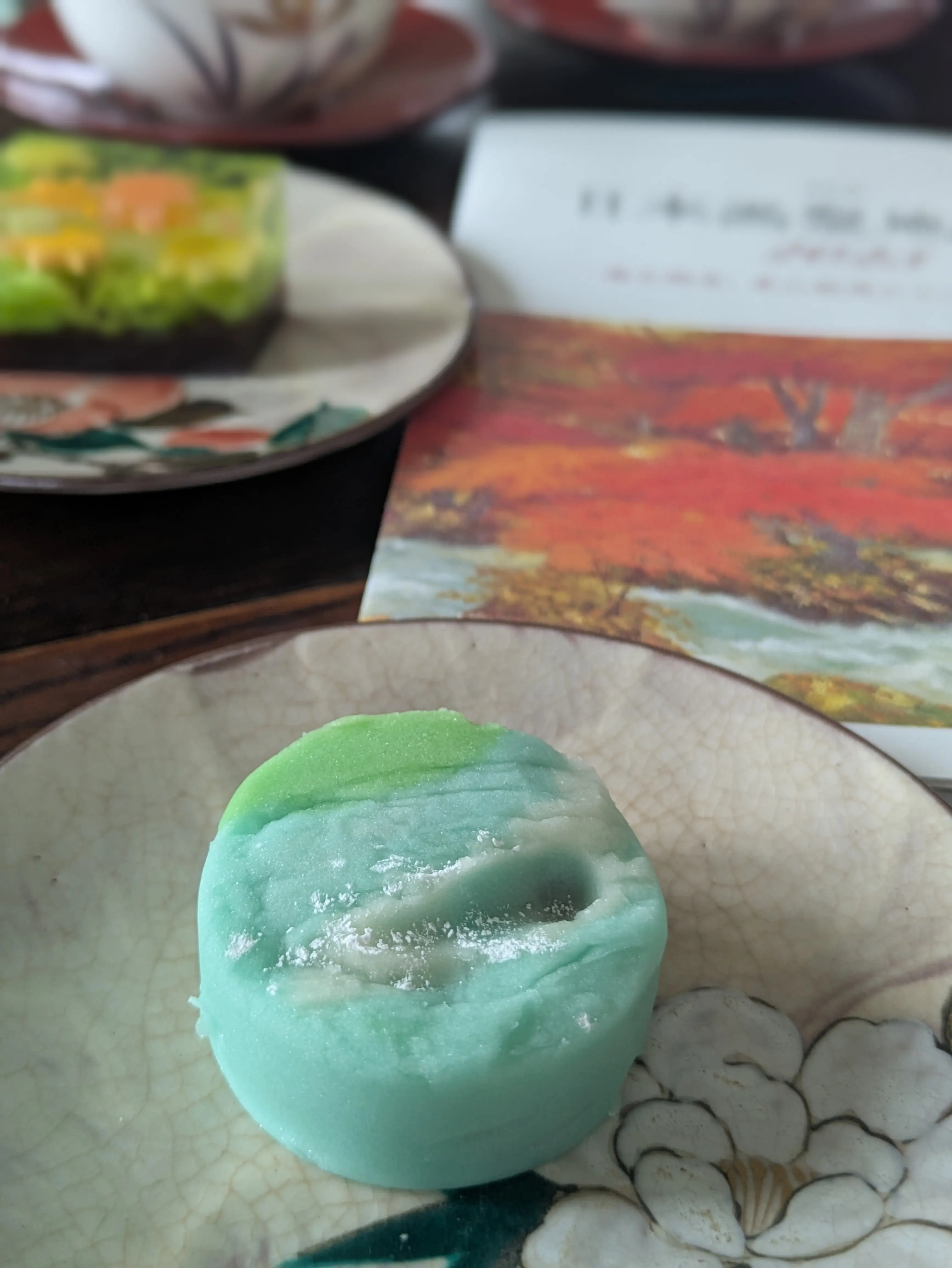 右の奥村土牛の《鳴門》を表現した和菓子『うず潮』