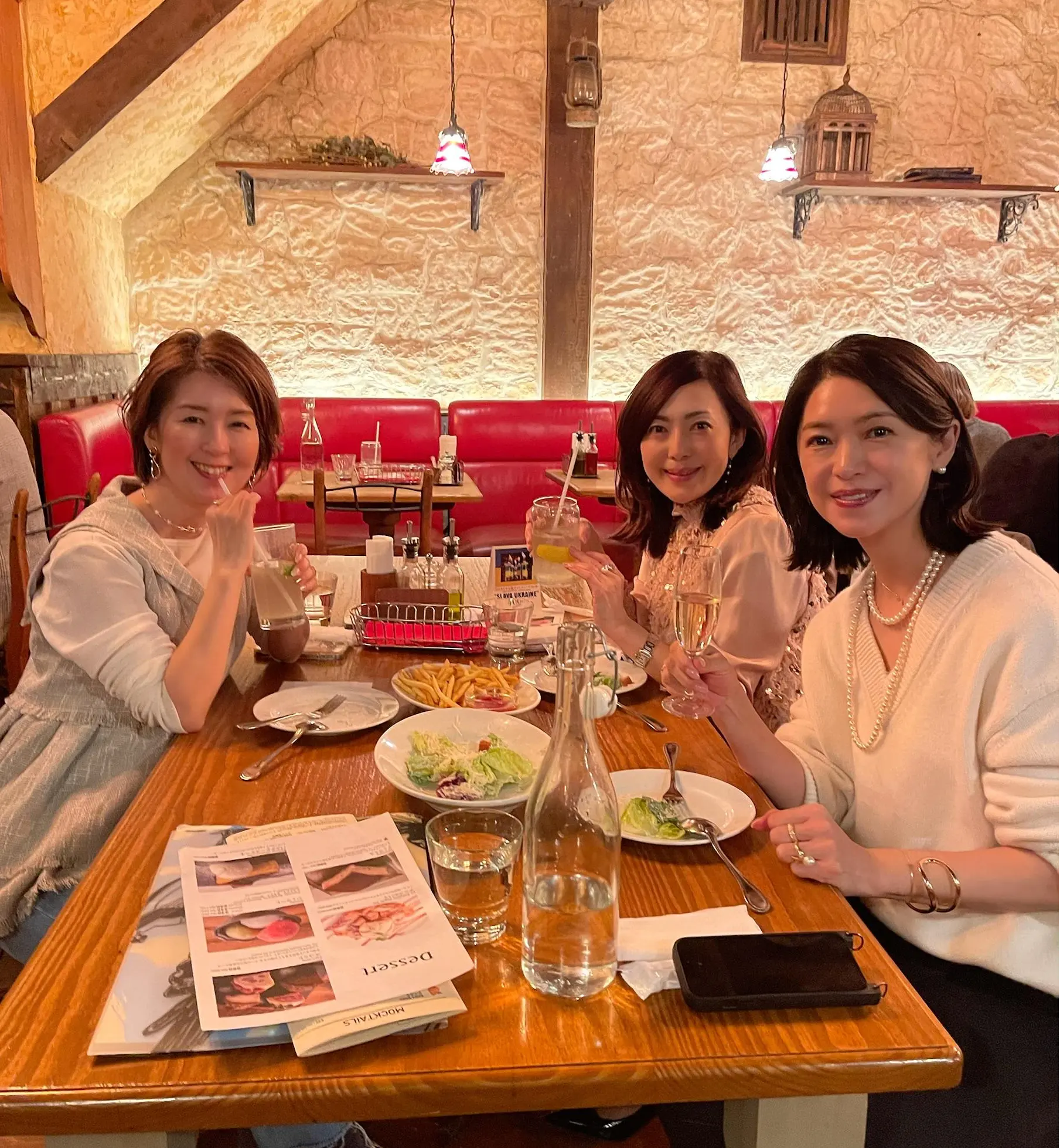 大人ピンクのキラキラジレとホワイトパンツでホリデーシーズンコーデ💗_1_5