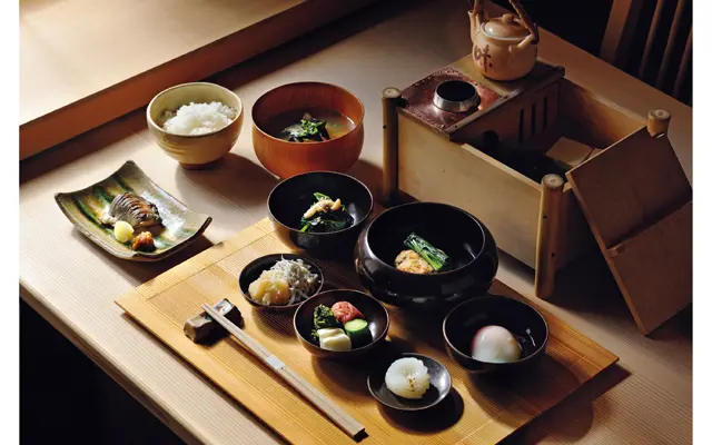 朝食は永平寺でも使われている山中塗・応量器で。湯豆腐とともに。朝食、夕食ともに食事は個室が用意されている