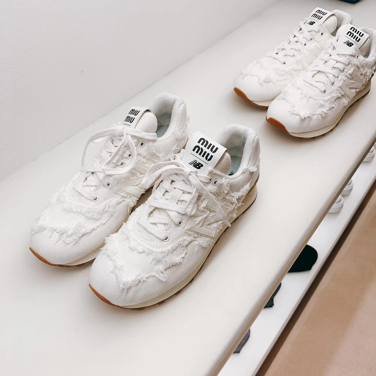 miumiu（ミュウミュウ）とNew Balance（ニューバランス）のコラボスニーカー