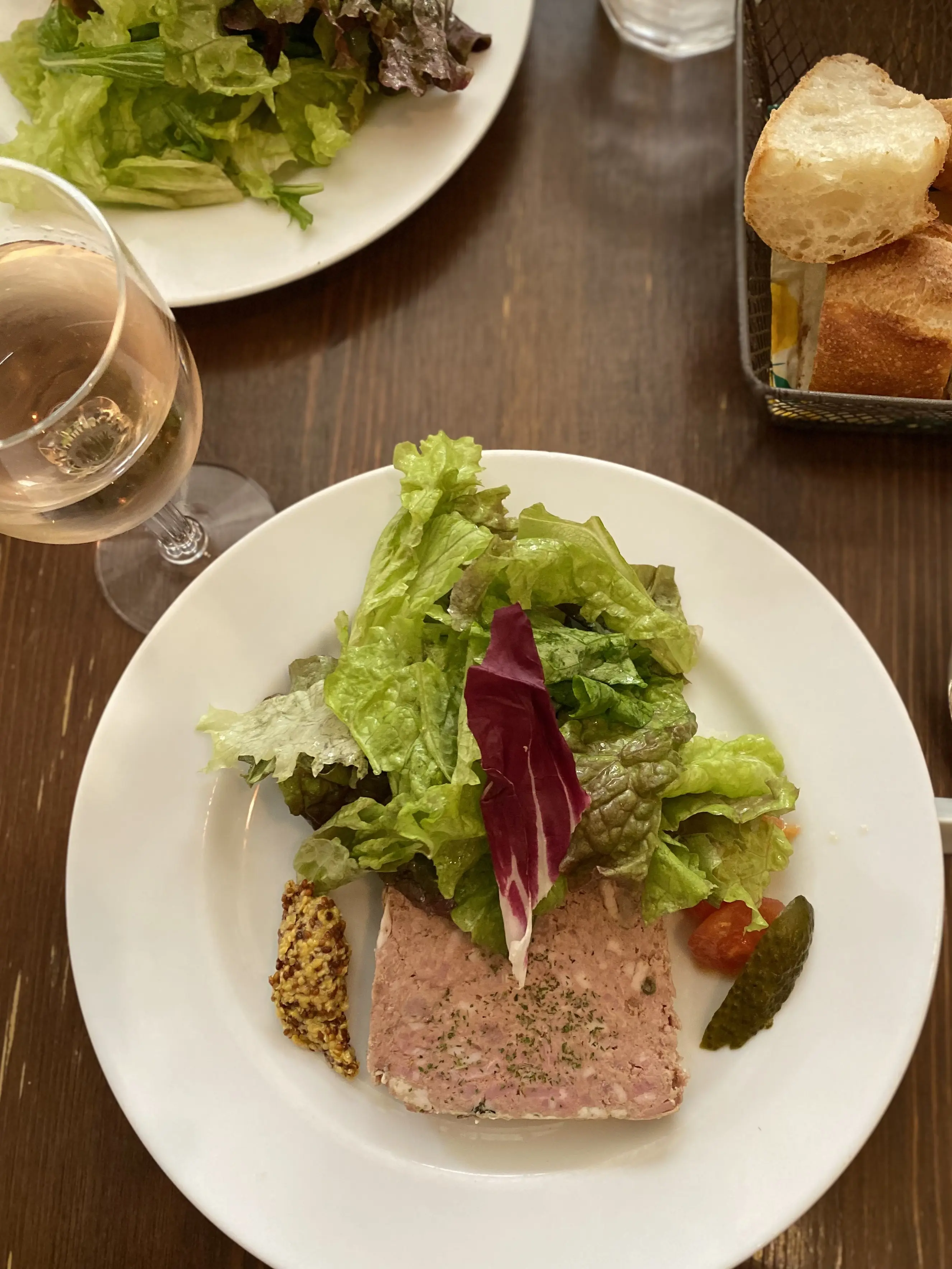 早稲田の人気ビストロ「フランス食堂 montée」の前菜パテ・ド・カンパーニュ｜サラダと粒マスタードを添えたフレンチランチプレート｜早稲田ランチのおすすめ料理