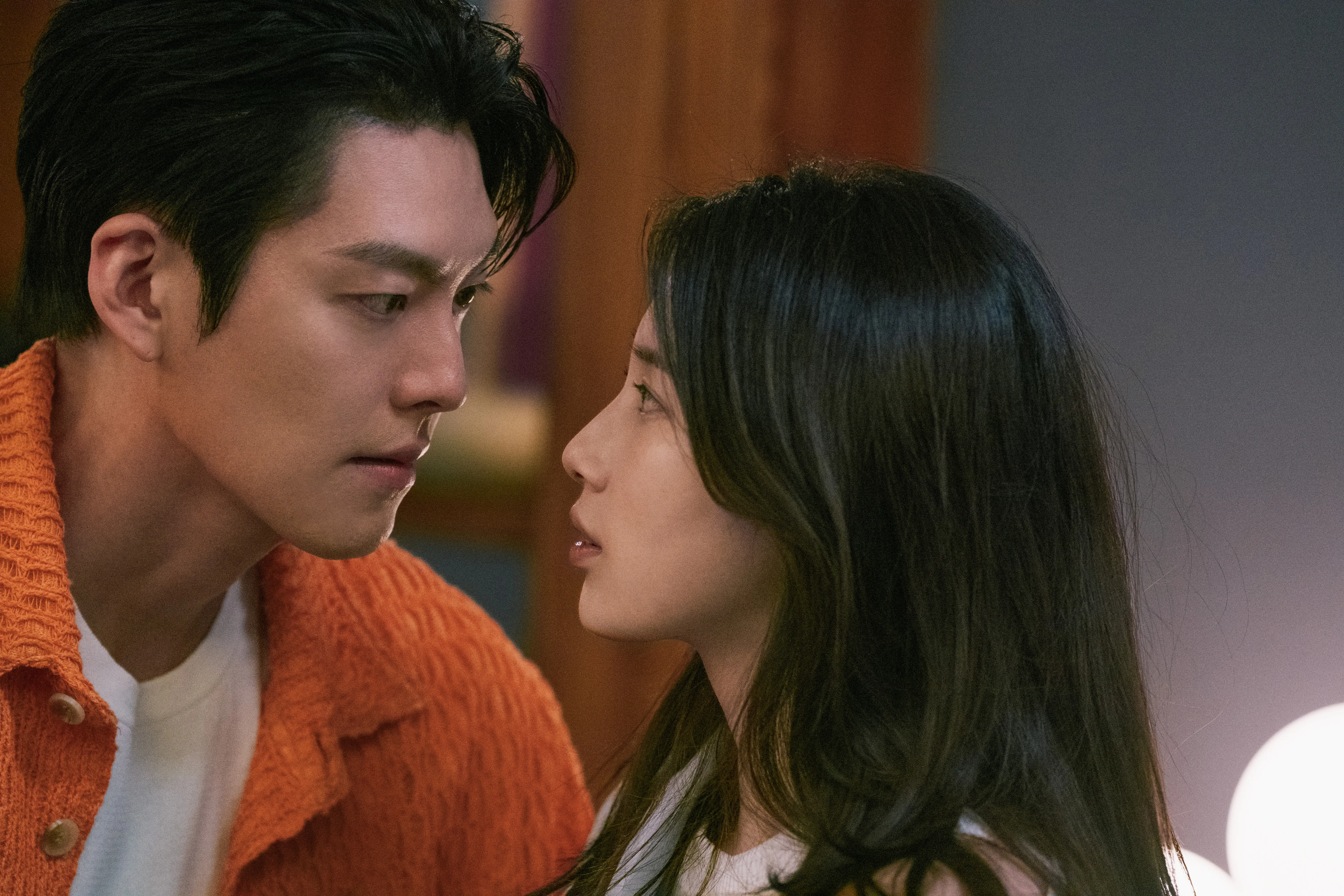 韓国ドラマ　Netflixシリーズ「魔法のランプにお願い」韓国ドラマ  Netflixシリーズ「魔法のランプにお願い」独占配信中　イブリース役のキム・ウビンとガヨン役のヒロイン、スジのツーショット　劇中写真