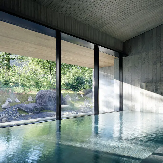 日光湯元温泉から引湯した温泉大浴場。露天風呂もあり、庭と一体化した気分。