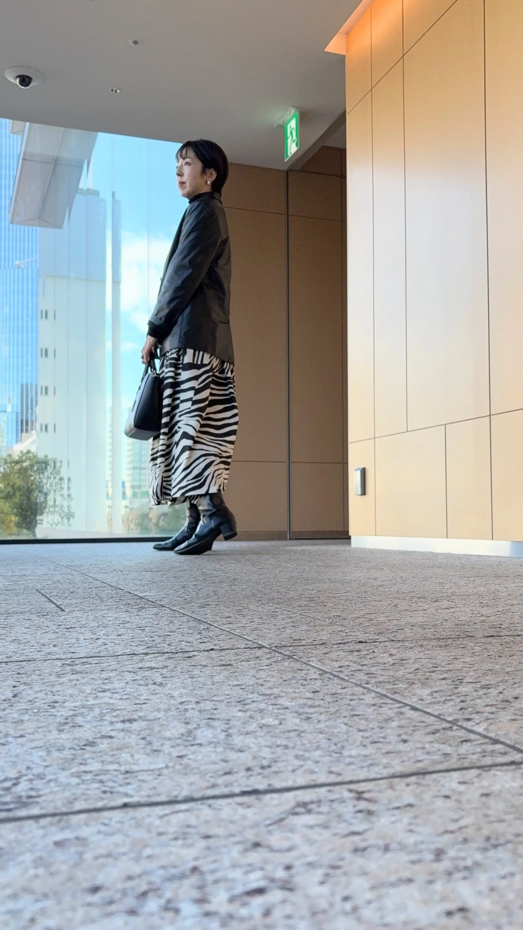 モノトーンコーデ　スカートコーデ