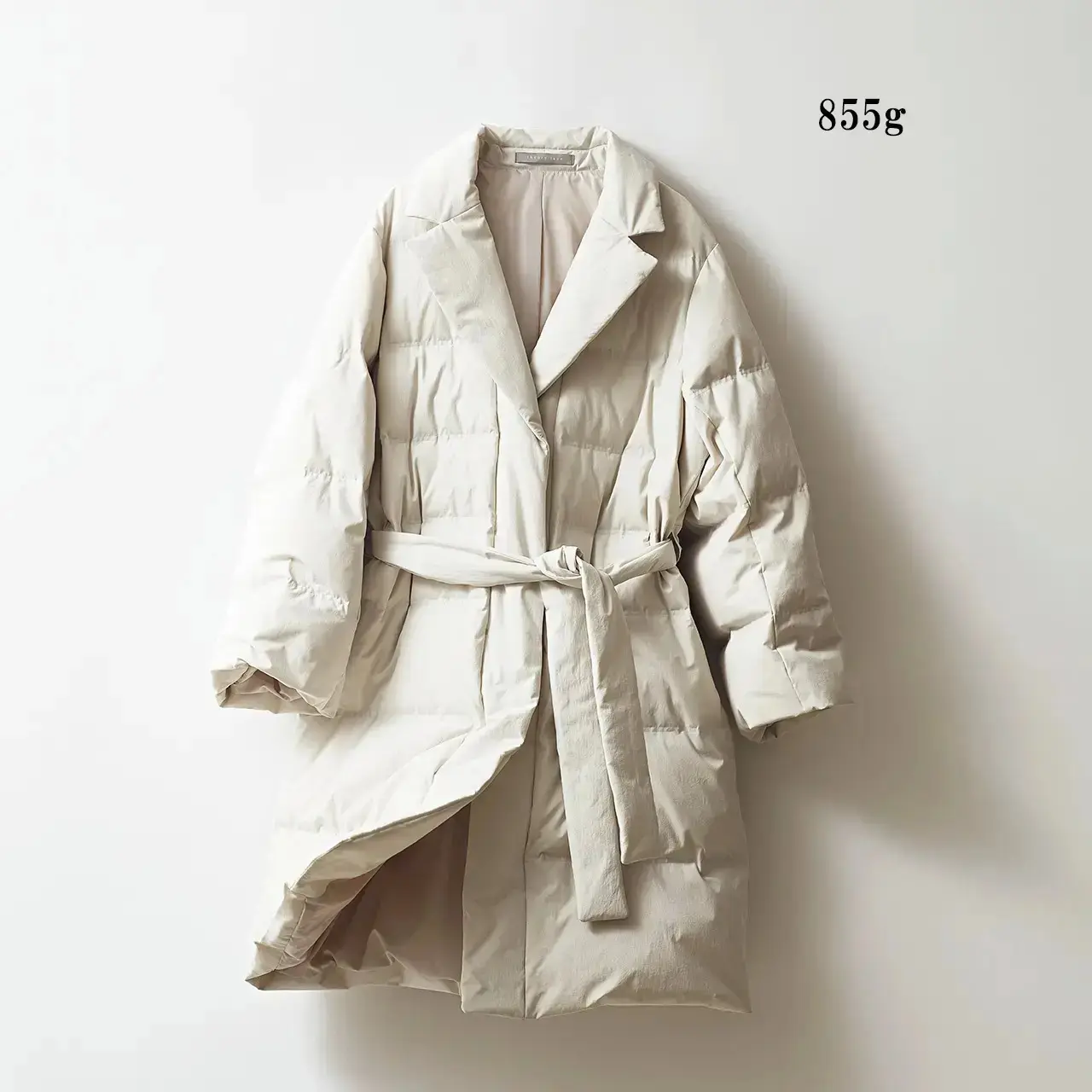 服装を選ばない！50代が毎日着たくなる、軽やかで上品な「ダウンコート」