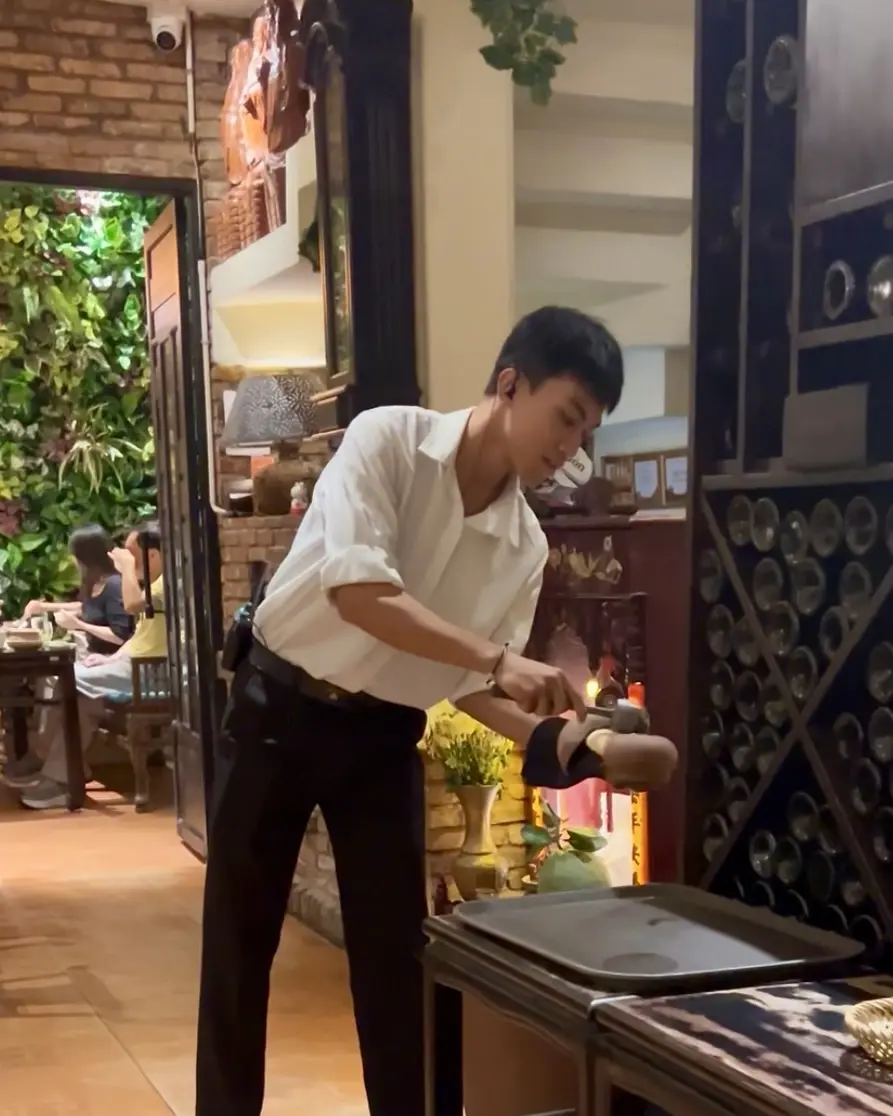 焼き上がりの鍋をトンカチで割って