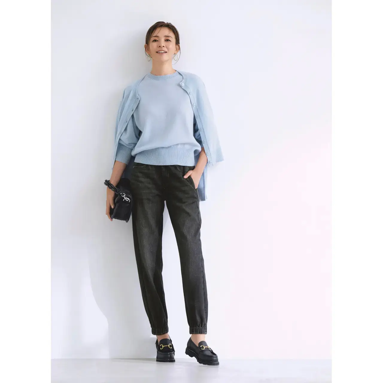 王道ツインニットとデニム風ジョガーパンツの抜け感で今どきなバランスに仕上げる。最高気温17℃