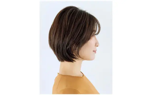 【50代髪型・ヘアスタイル】ボブのような毛先長めの“こなれショート”で華やかに