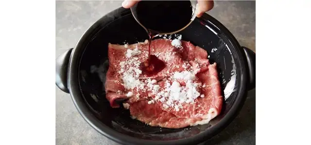 point 関西式に牛肉に調味料をプラス。トマトは味つけしないので、肉にはしっかり味をつける。