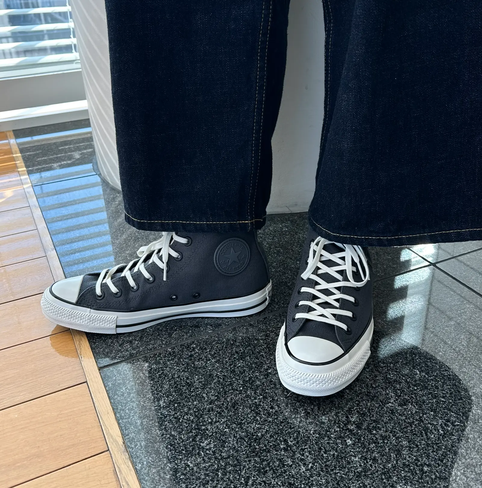 スニーカー　コンバースの SINME 別注モデルSINME × CONVERSE Hi　エクラ編集部の愛用スニーカー