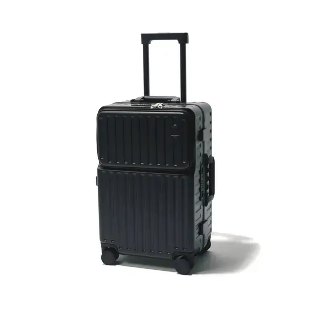 【機内持ち込みOK！スーツケースの最新】どちらを選ぶ？ドットオンスの多機能スーツケース、リモワの洗練スーツケース