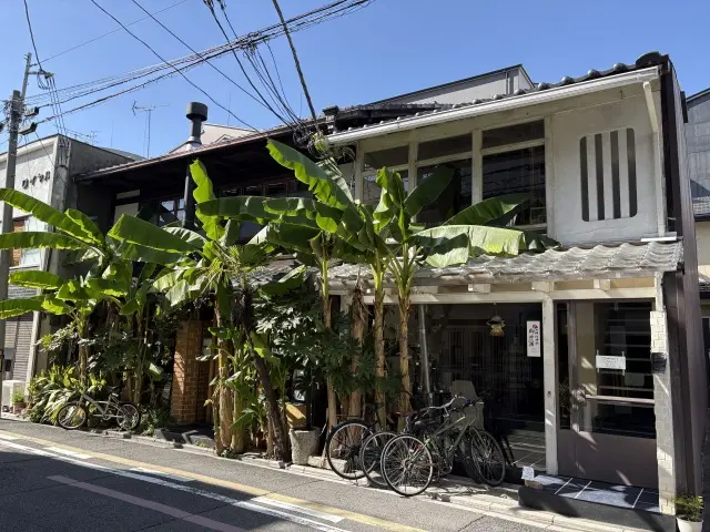 「ユニクロの白シャツで楽しむ、京都カフェ時間」_1_2