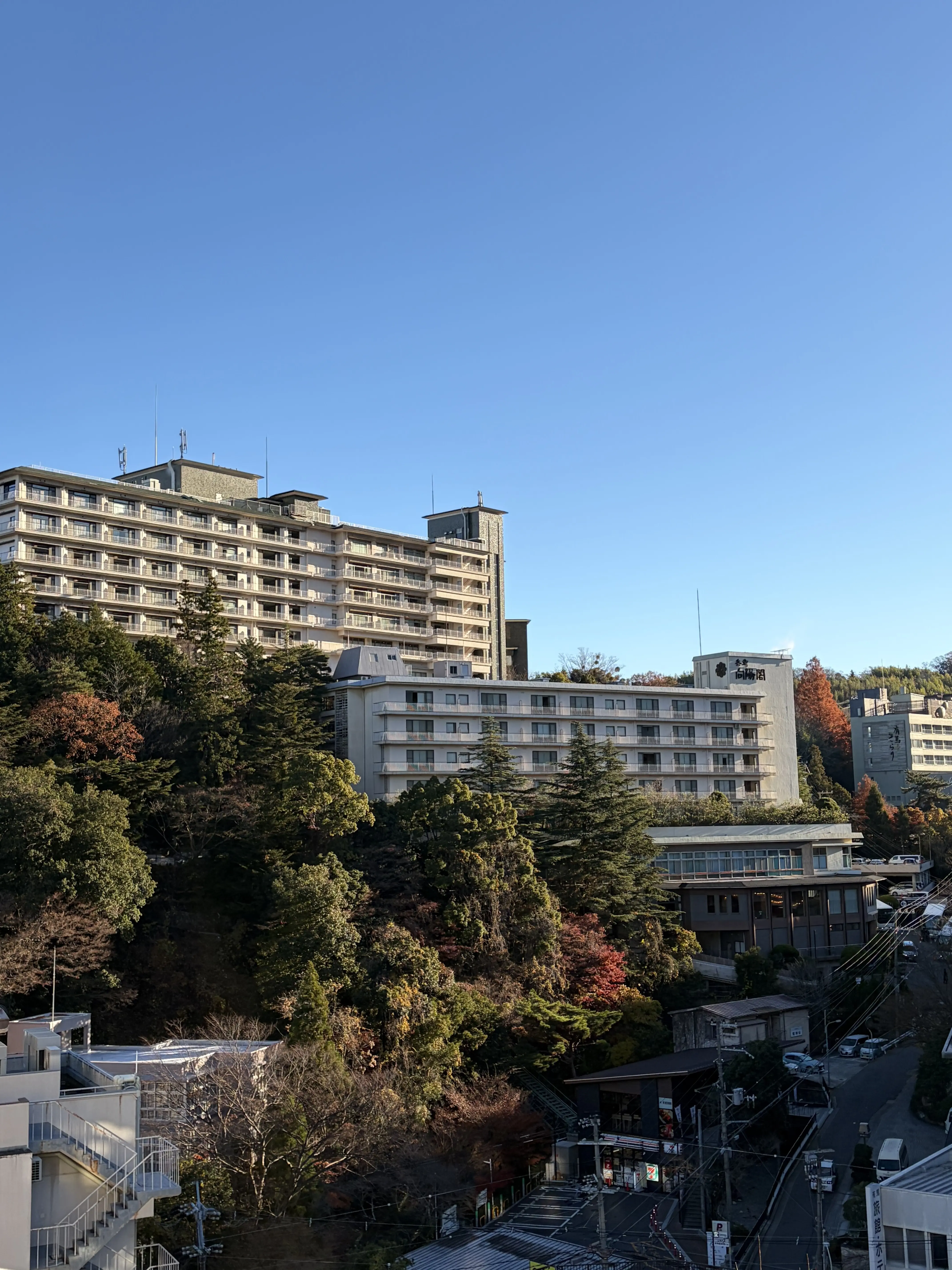 快晴の有馬温泉の朝の風景