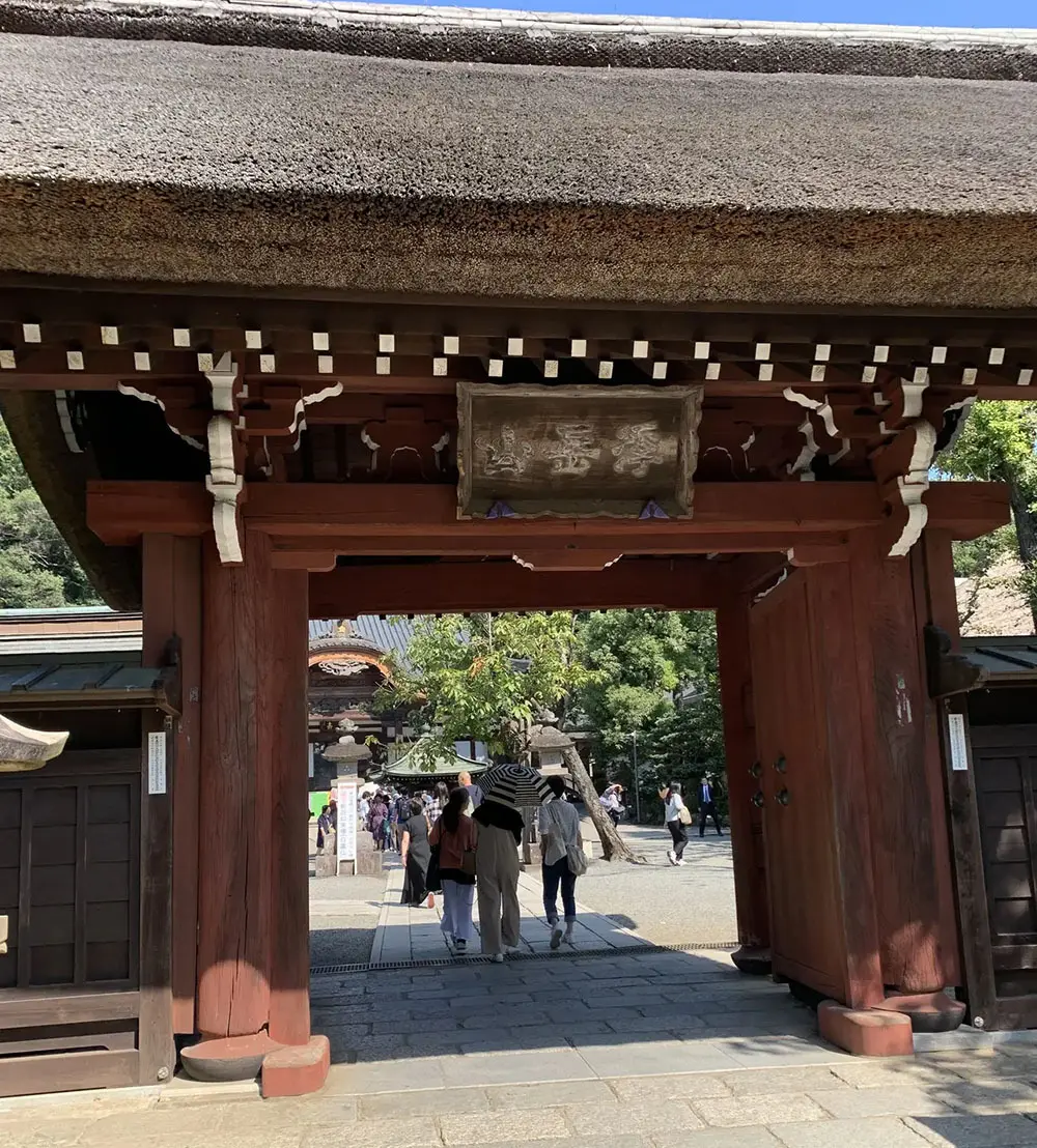 深大寺の本堂へ続く門