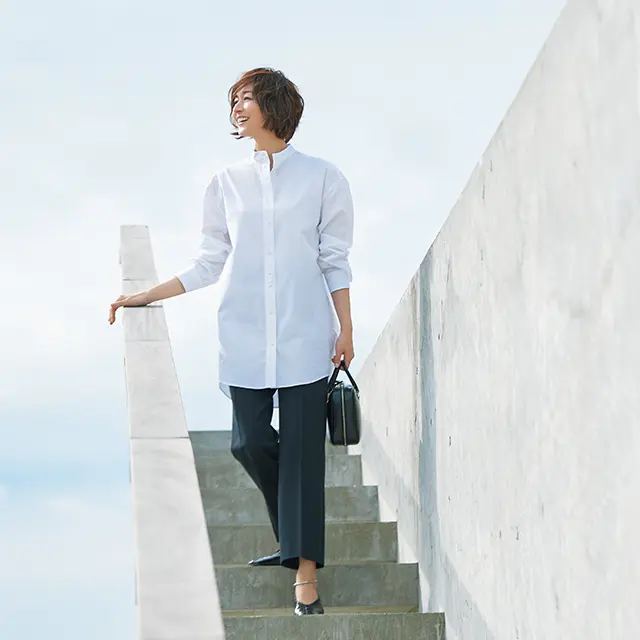 人気モデル 富岡佳子と考える！50代の白シャツ選びのポイントは