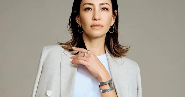 大人のベージュジャケット】かっちりしたダブルブレストもリネン素材