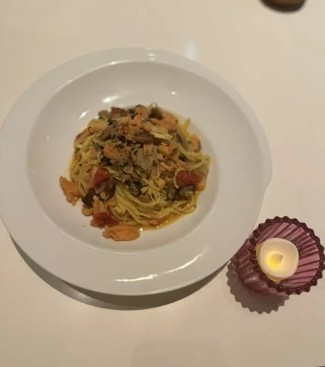 秋寒は無印良品の赤のトップスで温もりをチャージして、夜の丸の内へ_1_11