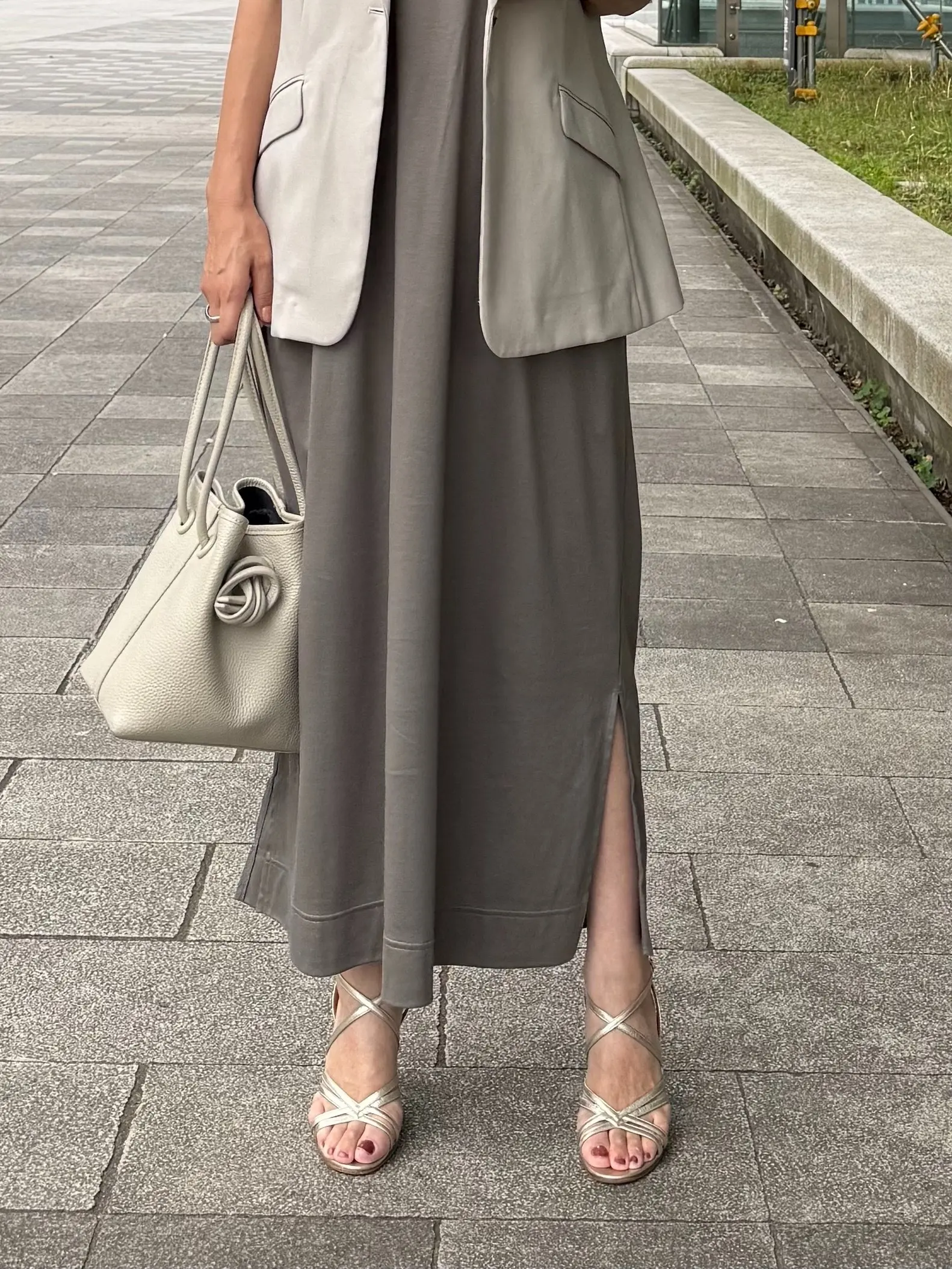 イーバイエクラ　SALONEワンピース　グレージュ　接触冷感ワンピース