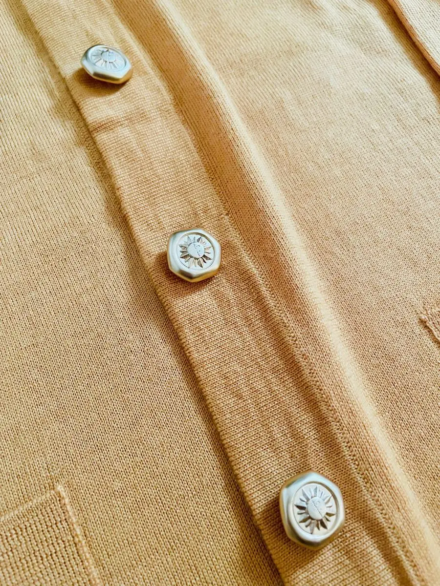 ジュンコシマダのカーディガンのボタン