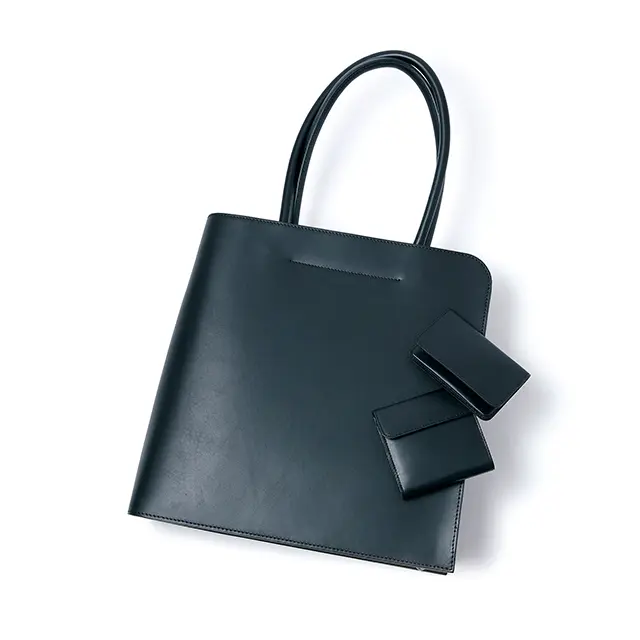 ブラックカラーのヌメ革を使用したビジネスバッグ