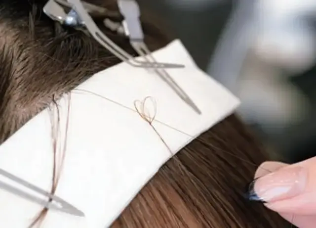 ボリュームを出す部分を相談して、いよいよ開始。気になる部分から抜けにくい丈夫な1本を厳選し、ループに通す。