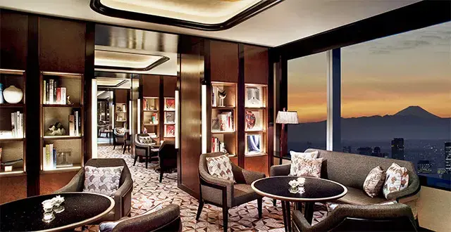 4つのエリアに分かれた快適なクラブラウンジ。