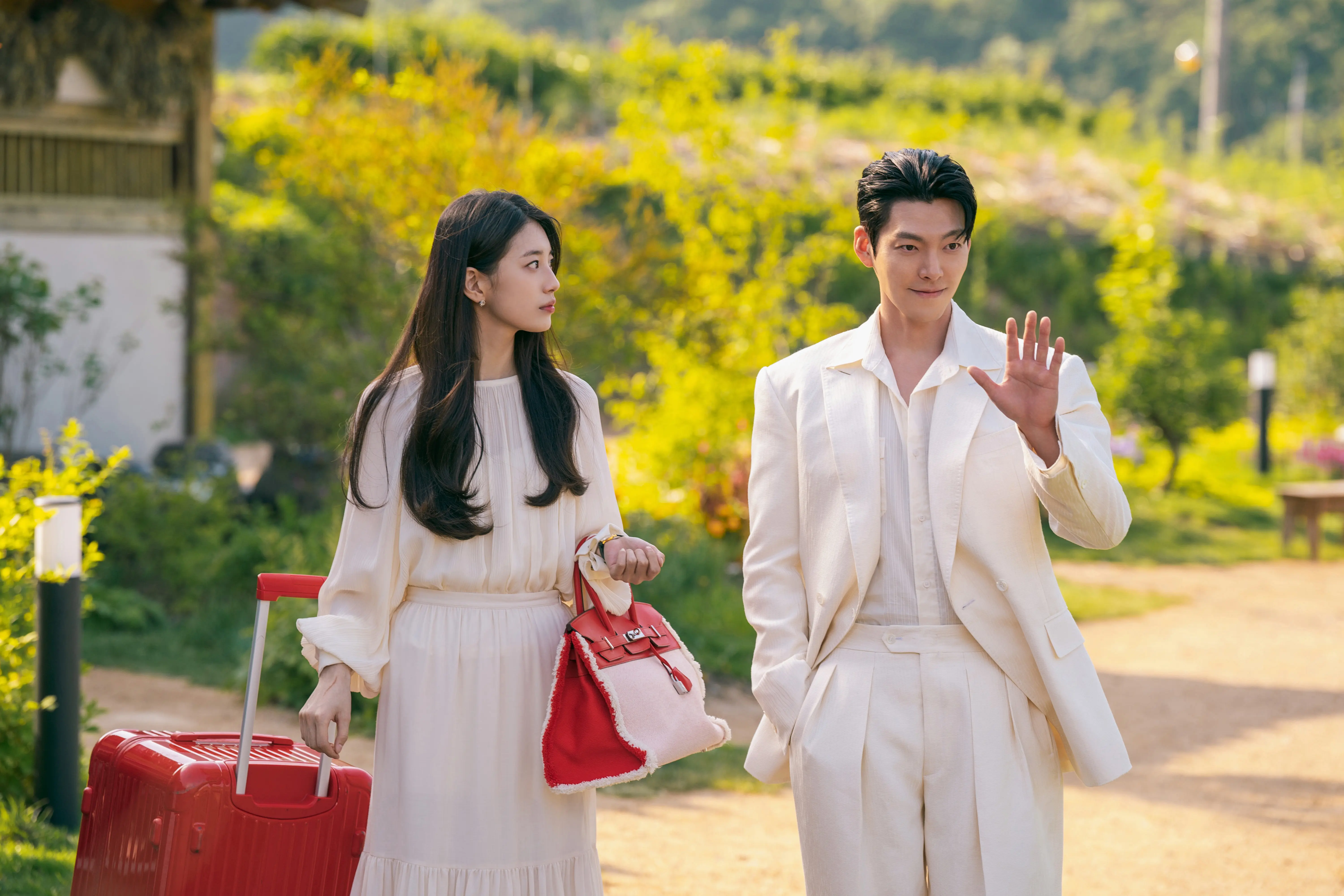 韓国ドラマ  Netflixシリーズ「魔法のランプにお願い」韓国ドラマ  Netflixシリーズ「魔法のランプにお願い」独占配信中　イブリース役のキム・ウビンとガヨン役のヒロイン、スジのツーショット