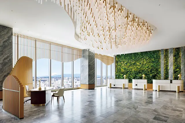 横浜市内や遠く富士山を一望する、 天井の高いロビーラウンジ。照明の デザインテーマは＂森林浴＂