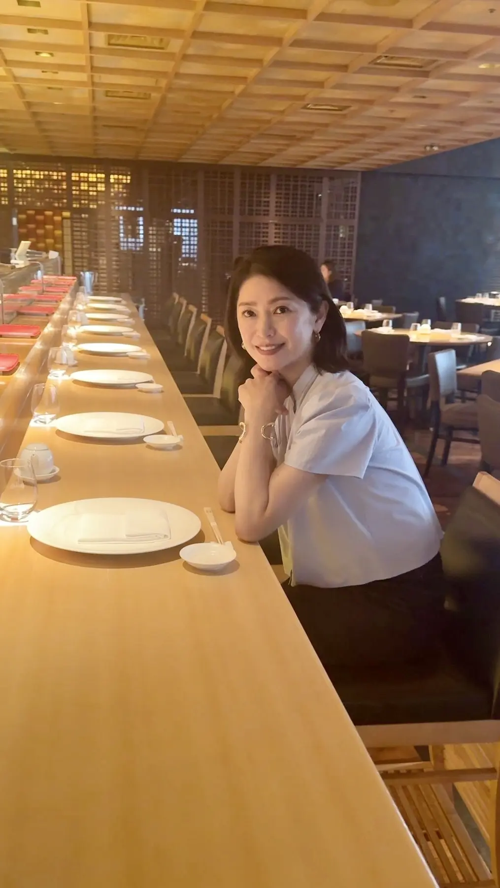 爽やかなライトブルーのシャツでゆっくりランチ🩵_1_5