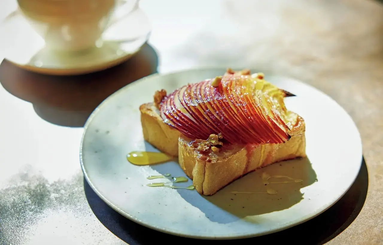 朝食やおやつにぴったり！りんごトースト、贅沢タルトタタンの作り方【大人の甘美なりんごレシピ】