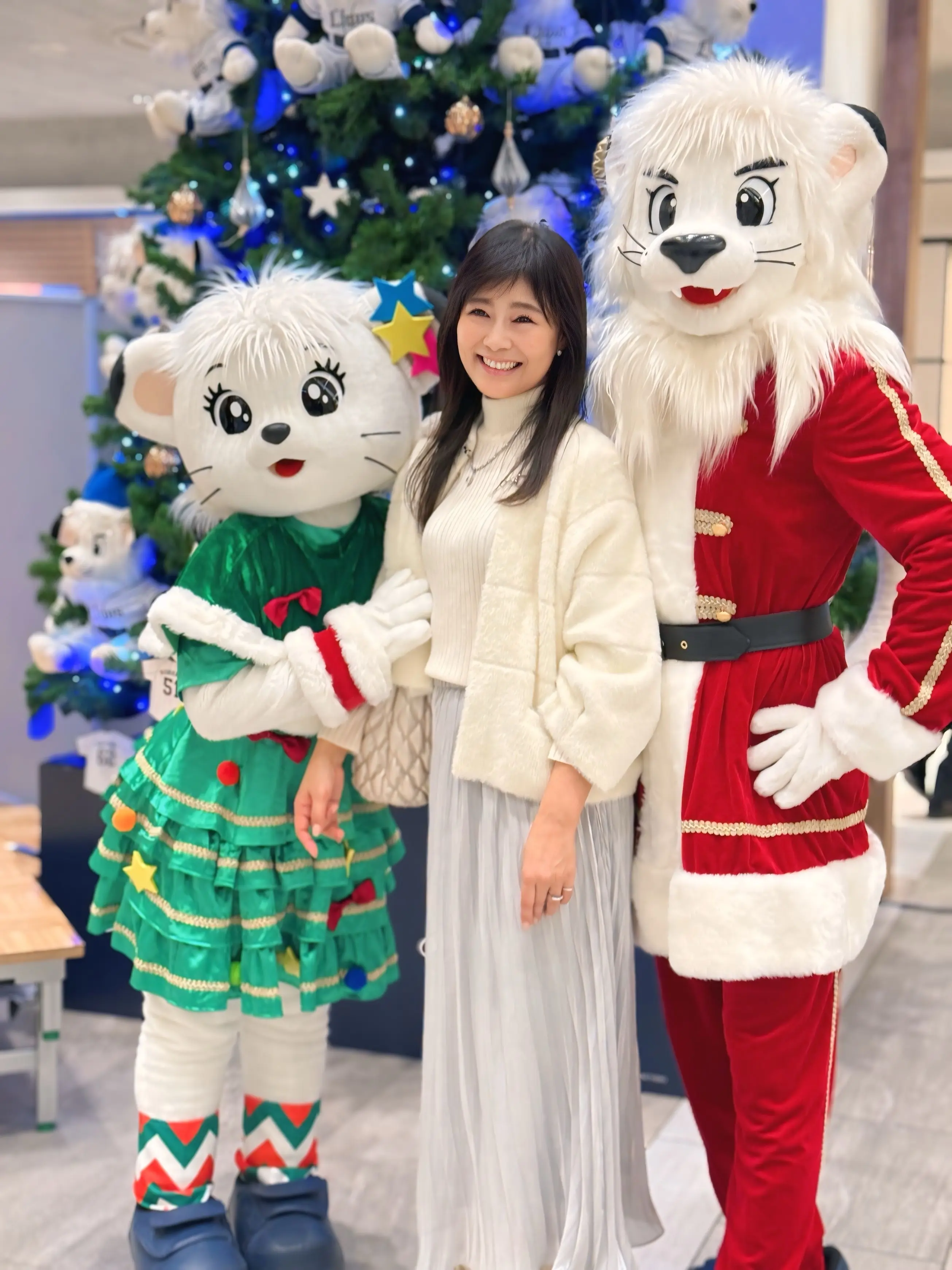 クリスマスイベント、イベント、レオ、レイラ、西武ライオンズ、マスコット、キャラクター、ライオン、ツリー、クリスマスツリー、ブルーライト、ブルーツリー、点灯式、ATELIER N&#039;S 、アトリエエヌズ、アトリエN&#039;s、knit、ニット、poolstudio alloter 、スカート、skirt、MICHEL KLEIN 、シルバー、シルバースカート、シルバーロングスカート、白、白ニット、白タートルネックニット